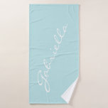 Toalha De Banho Nome de Script Minimalista Simples Pastel Aqua Per<br><div class="desc">Esta toalha de banho de na moda apresenta um simples design minimalista do seu nome em uma bela letra escrita manuscrita em branco num fundo azul de água pastel. ideia de presente de excelente!</div>