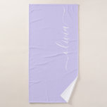 Toalha De Banho Nome do Monograma da Rapariga de Script Moderno Ro<br><div class="desc">Nome do Monograma Simples e Roxo da lavanda Toalha de Banho. Isto faz o doce e perfeito aniversário de 16 anos,  casamento,  chá de panela,  aniversário,  chá de fraldas ou festa de solteira presente para alguém que ama luxo de luxo e estilos quíticos.</div>