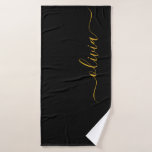 Toalha De Banho Nome do Monograma Rapariga de Script Moderno Doura<br><div class="desc">Toalha Bathroom de Nome de Monograma Simples Preto e Dourado. Isto faz o doce e perfeito aniversário de 16 anos,  casamento,  chá de panela,  aniversário,  chá de fraldas ou festa de solteira presente para alguém que ama luxo de luxo e estilos quíticos.</div>