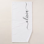 Toalha De Banho Nome Monograma Garota Script Moderno Preto Branco<br><div class="desc">Toalha de Banheiro Monograma Nome Simples Preto e Branco. Isso torna o presente perfeito para o aniversário de 16 anos,  casamento,  chá de noiva,  aniversário de casamento,  chá de bebê ou festa de despedida de solteira para alguém que ama luxo glamoroso e estilos chiques.</div>