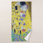 Toalha De Banho O Beijo, Gustav Klimt<br><div class="desc">Gustav Klimt (14 de julho de 1862 - 6 de fevereiro de 1918) era um pintor simbólico austríaco e um dos membros mais destacados do movimento Viena Secessão. Klimt é notado por suas pinturas, murais, esboços, e outros objetos de arte. Além de suas obras figurativas, que incluem alegorias e retratos,...</div>