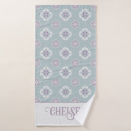 Toalha De Banho Padrão Simétrico de Lentilha Rosa em Lado na Sage