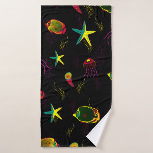 Toalha De Banho Padrão uniforme de peixes amarelo, preto e marrom.