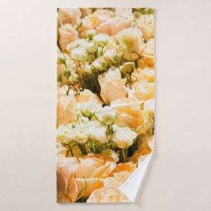 Toalha De Banho Padrão vertical das rosas brancas. aniversário, tr