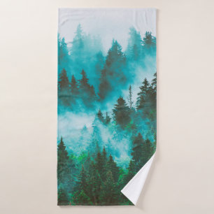 Toalha De Banho Paisagem de montanha nebulosa com floresta de abet