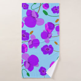 Toalha De Banho Papaver Poppy Lilac sobre fundo azul pálido