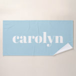 Toalha De Banho Tipografia Retro Azul Claro com Nome Personalizado<br><div class="desc">Adicione um toque personalizado ao seu banheiro com esta toalha de banho azul clara com tipografia retrô. A fonte inspirada no vintage dá a esta toalha um apelo nostálgico e moderno, perfeito para quem ama uma mistura de design clássico e contemporâneo. Personalize-a com seu nome para criar uma adição única...</div>