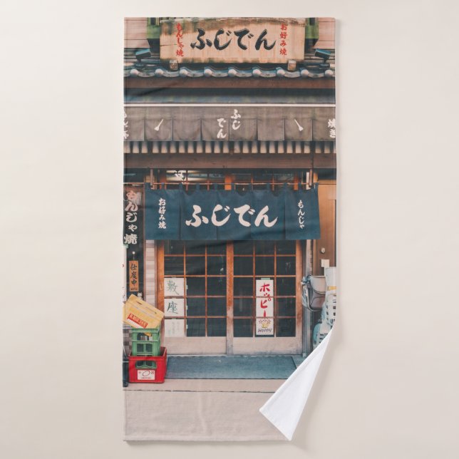 TOALHA DE BANHO TRÊS BICICLETAS ESTACIONADAS NA FRENTE DA CONSTRUÇ (Toalha de Banho)