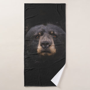 TOALHA DE BANHO URSO NEGRO NA BANCADA DE ÁRVORE DE MADEIRA MARCAD