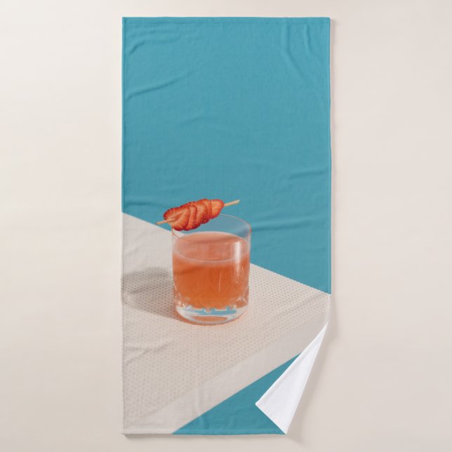 Toalha De Banho Vidro límpido de bebendo com líquido castanho (Toalha de Banho)