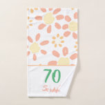 Toalha De Mão 70 Birthday Motivational Funny Floral<br><div class="desc">ideia de presente de 70 para uma mulher. Esta bela toalha de banho floral tem flores simples margaridas em cor laranja e rosa e um 70 motivacional e positivo Então que texto. Excelente presente para alguém, especialmente a mulher que comemora seu aniversário de 70 anos. Para uma pessoa com senso...</div>
