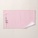 Toalha De Mão Assinatura com Nome Monograma em Script Rosa Bege<br><div class="desc">Toalha de mão cor rosa bege personalizada com monograma elegante e moderno em letra cursiva preta. Este design delicado apresenta o nome personalizado em uma fonte caligráfica de letras cursivas com rabiscos (ou tipografia) preta em fundo cor rosa bege ou rosa bebê. Ótimo presente feminino e elegante para aquecimento de...</div>