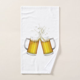 Toalha De Mão Duas canecas com cerveja leve.