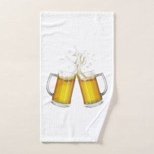 Toalha De Mão Duas canecas com cerveja leve.