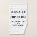 Toalha de Mão Moderna do Bar de Café Personalizado<br><div class="desc">Essa toalha de mão fofa pode ser personalizada com seu nome para adicionar esse toque pessoal! Perfeito para a fazenda ou amante do café! Faz um excelente de casa ou um presente de casamento! A citação diz "Estressado,  abençoado e café obcecado".</div>