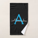 Toalha De Mão Nome do Monograma de Script Negra Azul<br><div class="desc">Nome do Monograma Simples Preto e Azul Bath Toel. Isto faz o doce e perfeito aniversário de 16 anos,  casamento,  chá de panela,  aniversário,  chá de fraldas ou festa de solteira presente para alguém que ama luxo de luxo e estilos quíticos.</div>
