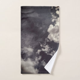 Toalha De Mão Nuvens, sobre fundo azul escuro