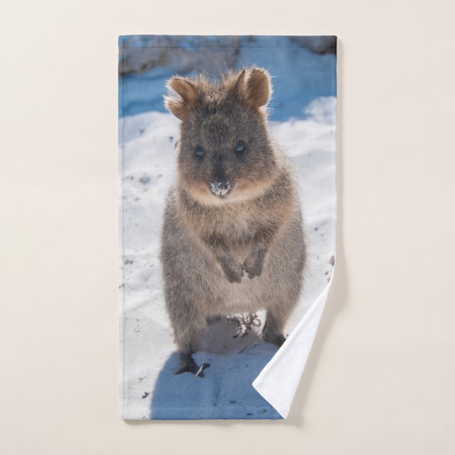 Toalha De Mão Quokka feliz na praia (Toalha de mão)