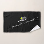 Toalha De Mão Tênis Team Name Sports Club<br><div class="desc">Toalha de mão personalizada de nome de tênis preto e branco, com um simples gráfico em rack de tênis e um nome personalizado ou texto em um monograma de fontes bonito feminino e moderno. Qualquer garota ou companheira de tênis de mulheres apreciaria o elegante olhar para este presente moderno e...</div>