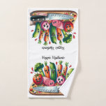 Toalha De Mão Veggie Vigilante Crime Cena Cozinha<br><div class="desc">Personalize uma toalha de cozinha divertida e funcional para alguém especial que adora cozinhar e personalizá-la com seu nome. As toalhas da cena do crime na cozinha apresentam uma ilustração hilária de um conselho cortante, faca, e um grupo de verduras aterrorizadas, todas prontas para adicionar um toque de humor à...</div>