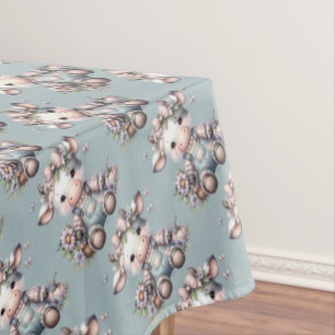 Toalha De Mesa Bebê Vaca Fofo com Macacão e Flores em Tons Pastéi