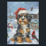 Toalha De Mesa Bernedoodle Dog Winter Wonderland Christmas<br><div class="desc">Este design festivo captura o espírito alegre da época de férias, apresentando um adorável filhote vestindo um chapéu de Papai Noel. O cachorro está aninhado numa terra maravilhosa de inverno, completo com um boneco de neve, uma árvore de Natal decorada, e presentes lindamente envoltos. Os flocos de neve caem suavemente,...</div>