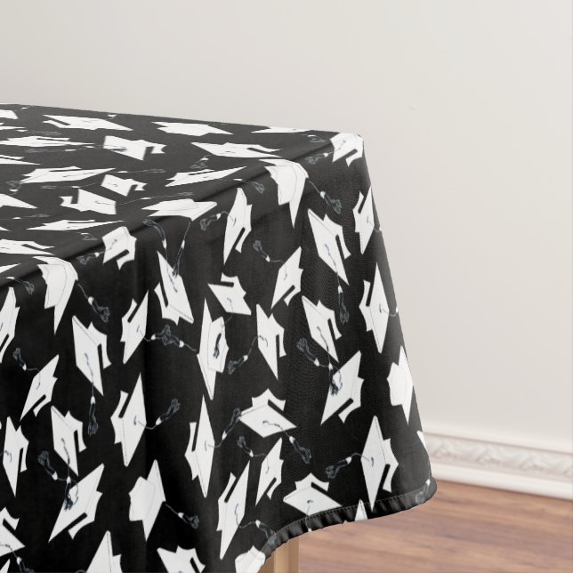 Toalha De Mesa Bonés de formatura brancos colocados no ar a preto (Posição Original)