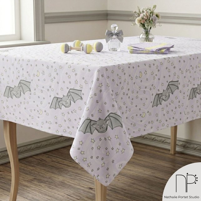 Toalha de Mesa de Halloween Fofo e Assustador de M (Hand drawn cute bat Halloween tablecloth with a whimsical spooky purple autumn party theme)