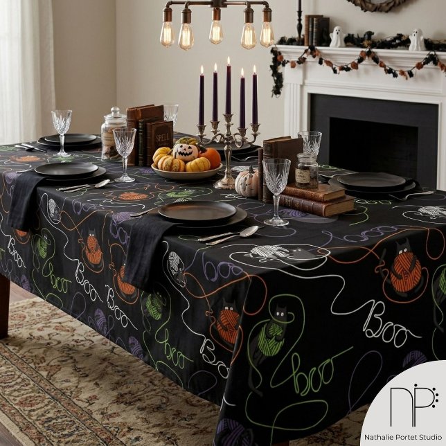 Toalha de Mesa de Halloween Maravilhosamente Emara (Hand drawn black cat and yarn Halloween tablecloth with a whimsical festive autumn theme)