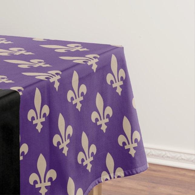 Toalha De Mesa Fleur de Lis, Beige on Purple, Royal, Your Name (Posição Original)