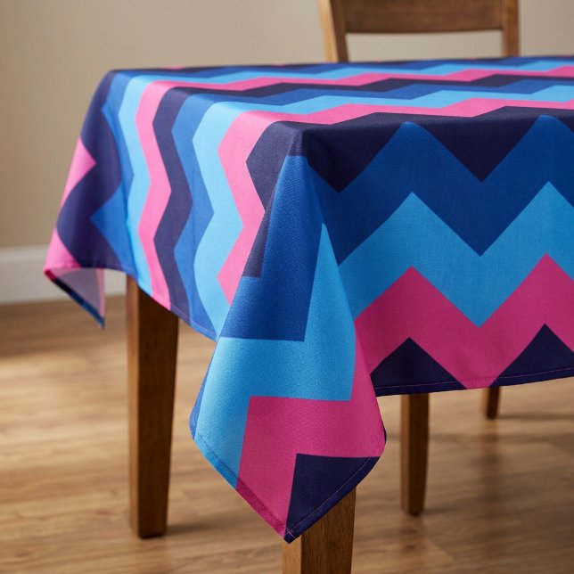 Toalha de Mesa Grande Azul Rosa Chevron (Cool Blue Pink Chevron Pattern Large Tablecloth covering a table in a home.)