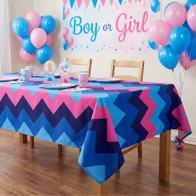 Toalha de mesa média com padrão de chevron rosa az (Cool Blue Pink Chevron Pattern Medium Tablecloth covering a table at a gender reveal party.)
