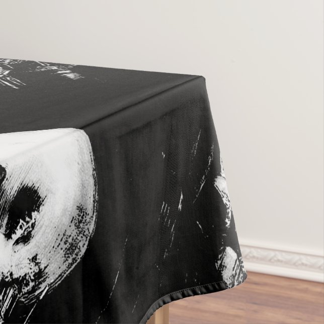 Toalha De Mesa Mulher com Reflexo de Caveira de Halloween no Espe (Posição Original)