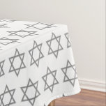 Toalha De Mesa Na moda branco| ESTRELA DE DAVID<br><div class="desc">Na moda STAR DE DAVID Tablecloth, mostrando com uma estrela de cinza de prata falsa de David em um padrão em forma de títulos. Este é um design minimalista, simples e elegante, adequado para feriados e celebrações judaicas, como Chanukah, Passover, Rosh Hashanah, Bar/Bat Mitzvahs, etc. O fundo é branco. Disponível...</div>