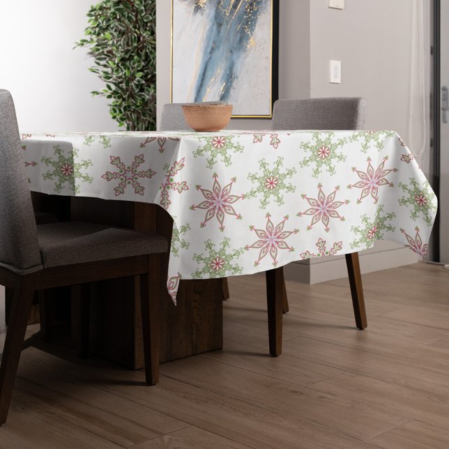Toalha De Mesa Padrão de Floco de Neve Festivo Vermelho Natal (Colorful whimsical snowflake pattern red, green, and pink tablecloth)