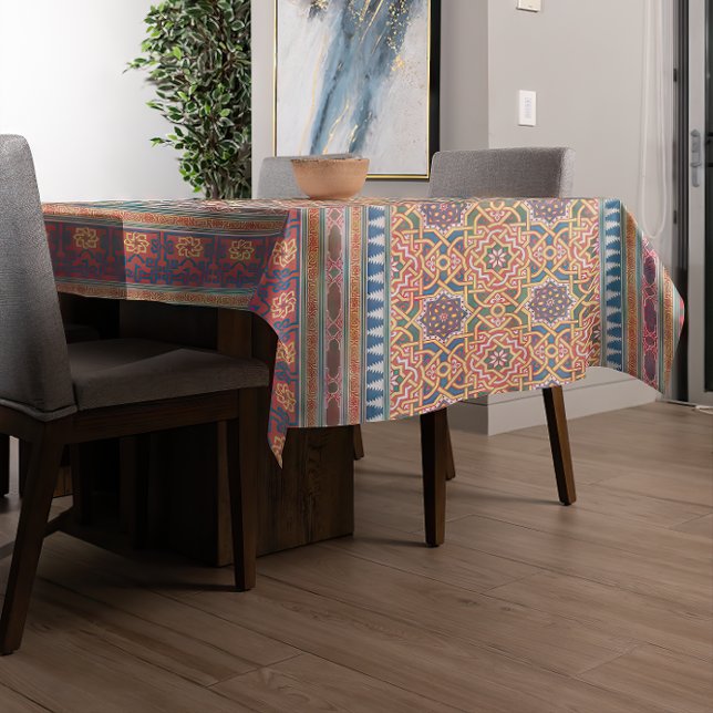 Toalha De Mesa Padrão Geométrico Persa/Médio Oriente (A modern table is covered with an intricate Persian/Middle Eastern Geometric Pattern Tablecloth.)