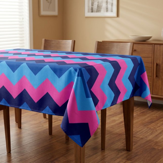 Toalha de Mesa Pequena com Padrão Chevron Rosa Azu (Cool Blue Pink Chevron Pattern Small Tablecloth covering a table in a dining room in a home.)