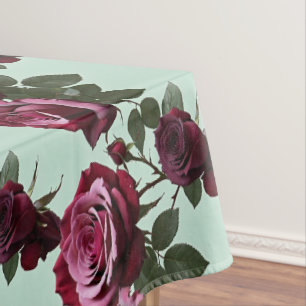 Toalha De Mesa Rosas Ricas Roxas E Vermelhas Profundas Em Um Verd