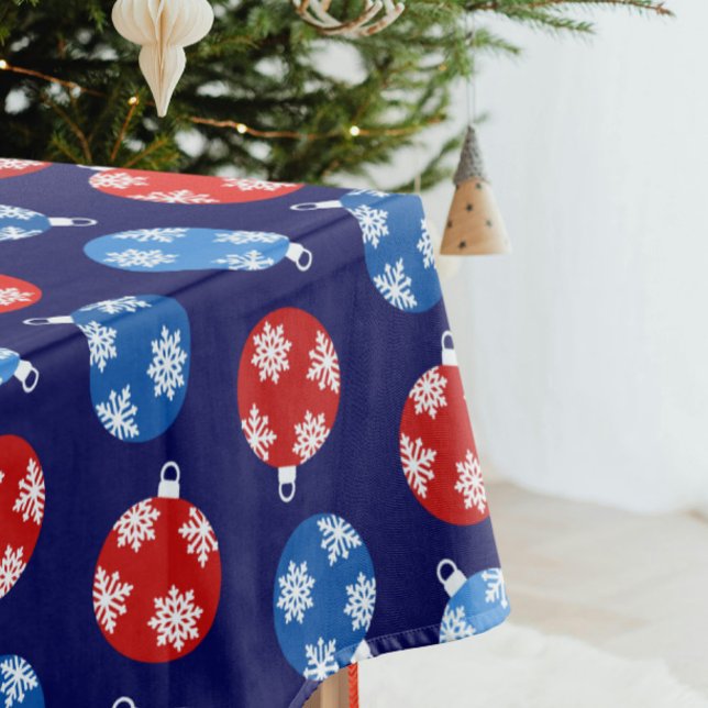 Toalha De Mesa Vernentes de Natal azuis e vermelhos com flocos de (Trendy Christmas blue and red ornaments with snowflakes tablecloth on navy blue)