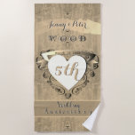 Toalha De Praia 5 Wedding Anniversário Wood (Imagem)<br><div class="desc">Para seu aniversário de 5,  talvez seja hora de pegar aquela toalha especial de praia para as férias de aniversário surpresa que você tem planejado?! Tudo com o tradicional dom da madeira como uma imagem de fundo para o meu emblema original do coração!</div>