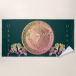 Toalha De Praia 7 Casamento Aniversário Cobre Fresia<br><div class="desc">Todos merecem um emblema cardíaco para marcar seus marcos e para seu aniversário de 7 casamento, não é diferente! Então, eu desenhei um medalhão e gráficos fresia semelhantes a metal, a flor de aniversário, para isso. Também estou disponível para qualquer personalização ou ilustração personalizada feita apenas para você. Por favor,...</div>