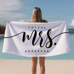Toalha De Praia A Futura Sra. Black E White New Bride Personalizad<br><div class="desc">O Futuro,  Sra. Black E White,  Em Breve,  Para Ser A Noiva Toalha De Praia Personalizada. O script moderno personalizou o nome toalha de praia. Uma toalha de lua de mel perfeita para a noiva. Personalize este design personalizado com seu próprio nome ou texto.</div>