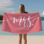 Toalha De Praia A Sra. Pink E White, Noite Personalizada<br><div class="desc">Sra. Pink E White Newlywn Noiva Personalizada Beach Towel. O script moderno personalizou o nome toalha de praia. Uma toalha de lua de mel perfeita para a noiva. Personalize este design personalizado com seu próprio nome ou texto.</div>