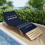 Toalha De Praia A vida personalizada é melhor Marinho de férias na<br><div class="desc">Bata na praia arenosa costeira com sua toalha de praia personalizada com um personagem. Apresentando um ditado bonitinho "A vida é melhor na praia" e ilustrações de chinelos. Adicione facilmente um nome para torná-lo pessoal, único e de um tipo. Altere facilmente a cor de fundo clicando no botão "Personalizar isto"...</div>