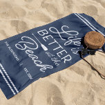 Toalha De Praia A Vida Personalizada É Melhor Na Praia<br><div class="desc">Atualize sua configuração ao ar livre na sua zona costeira com esta linda toalha personalizada de praia com a frase "A vida é melhor na praia" em letras brancas acentuadas com um peixe-estrela e um remos. Personalize com seu nome de família e/ou ano estabelecido abaixo.</div>