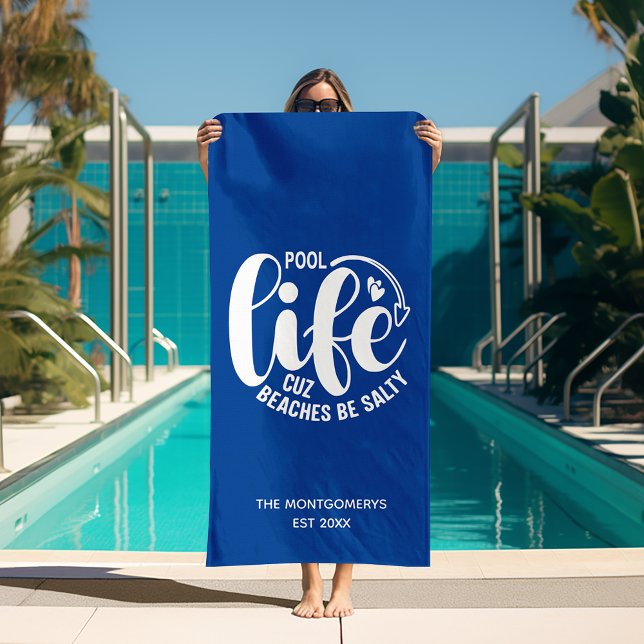 Toalha De Praia A vida piscina é melhor ("Pool life cuz beaches be salty" blue beach towel (white on reverse side))