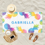 Toalha De Praia Abacaxi Azul Tropical Personalizado<br><div class="desc">A toalha de praia de estilo tropical apresenta uma vibrante borda de ananases coloridas do arco-íris com um aspecto de gradiente de coloração de gravata com coloração aquosa. Personalize o texto personalizado azul moderno com um monograma do seu primeiro ou sobrenome.</div>