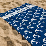 Toalha De Praia Âncora branca azul Marinho de nome personalizado n<br><div class="desc">Personalize esta toalha náutica na moda moderna de praia com seu nome, apresentando um padrão de âncora branco em um fundo azul marinho. O padrão pode ser redimensionado para que as âncoras possam ser menores ou maiores, de modo que seja personalizável a cor de fundo e a cor do texto....</div>