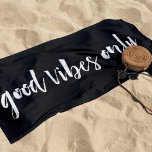 Toalha De Praia Apenas boas vibrações | Preto e branco<br><div class="desc">Raios para cima... e boas vibrações. A toalha de praia,  bonita e apimentada,  apresenta "boas vibrações apenas" em letras de pincel branco,  feitas à mão,  em um fundo preto rico.</div>