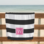 Toalha De Praia Banda negra e Monograma cor-de-rosa<br><div class="desc">A toalha de praia com monograma pré-definido,  em preto e rosa,  apresenta listras brancas e pretas largas,  com seu monograma inicial de solteiro centrado no fundo,  em cor-de-rosa brilhante vibrante.</div>
